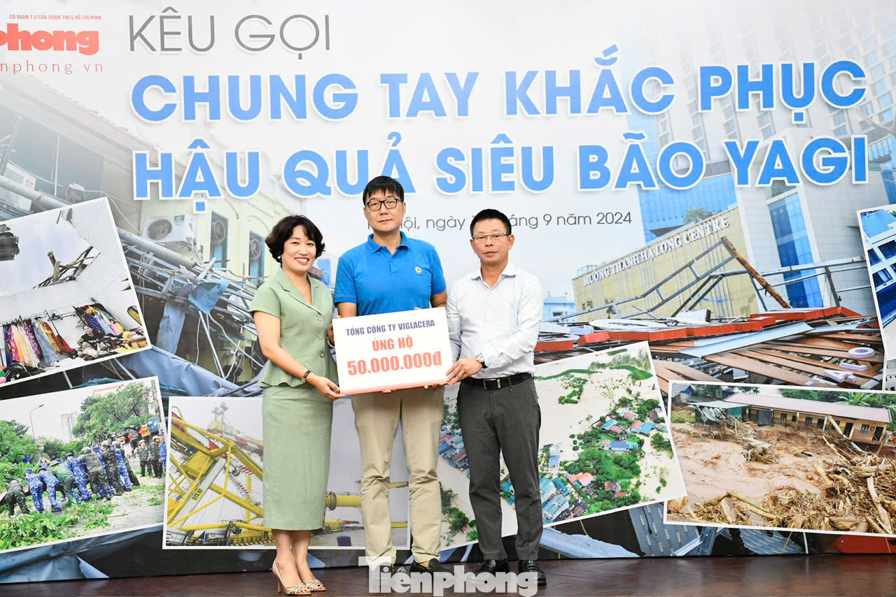 Ông Nguyễn Quốc Huy, Phó Chủ tịch Công đoàn Vigracera trao ủng hộ 50 triệu đồng.