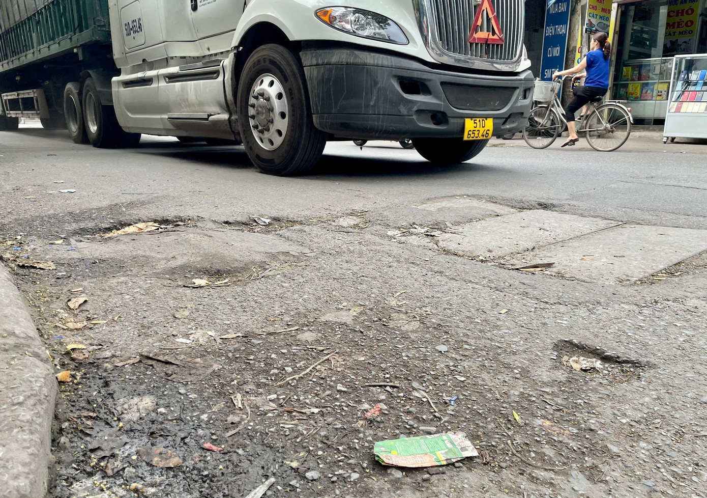 Những chiếc xe tải trọng lớn như xe container thường xuyên di chuyển qua đoạn đường này.