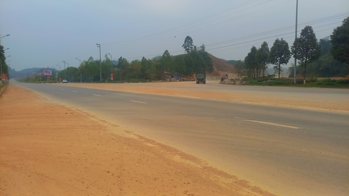 Tuyến đường nối đường Nguyễn Tất Thành - Âu Cơ dài 4,2km, do Liên danh Công ty Cổ phần đầu tư xây dựng và thương mại Nam Phong, Công ty CP Xây dựng Giao thông Yên Bái và Công ty TNHH Xây dựng và Thương mại Thành Trung thi công, với tổng số vốn đầu tư gần 300 tỉ đồng. Một phần đường liền kề với tuyến đường Âu Cơ đang trong giai đoạn thi công phần đổ nền và đổ nhựa đường. Xe di chuyển ra, vào công trường không được xịt rửa, bụi bay mù mịt.