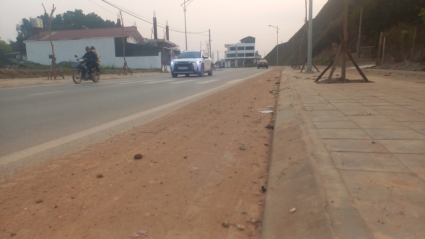 Những tuyến đường này không chỉ là nơi lưu thông của các phương tiện giao thông lớn như xe tải, mà còn là tuyến đường chính dẫn vào trung tâm thành phố từ nút giao cao tốc Km122 - IC13.