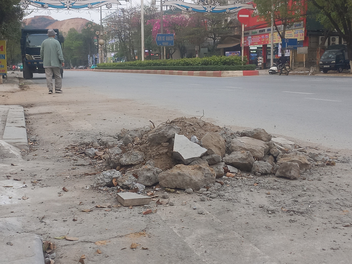 Dọc đường Nguyễn Thái Học (thành phố Yên Bái, tỉnh Yên Bái) ngổn ngang các bãi đất, đá choán hết một phần lòng đường.