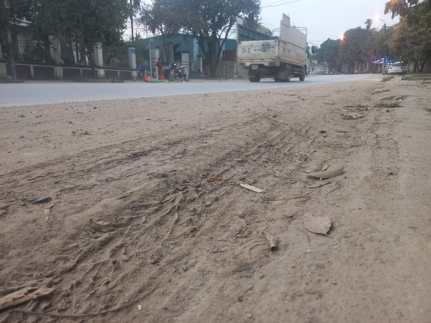 Tại một số tuyến đường như Ngô Minh Loan và Bách Lẫm (TP Yên Bái), mặt đường bị phủ đầy bụi bặm với lớp đất cát bám dính, khiến đoạn đường rộng khoảng 5 mét bị thu hẹp một phần.