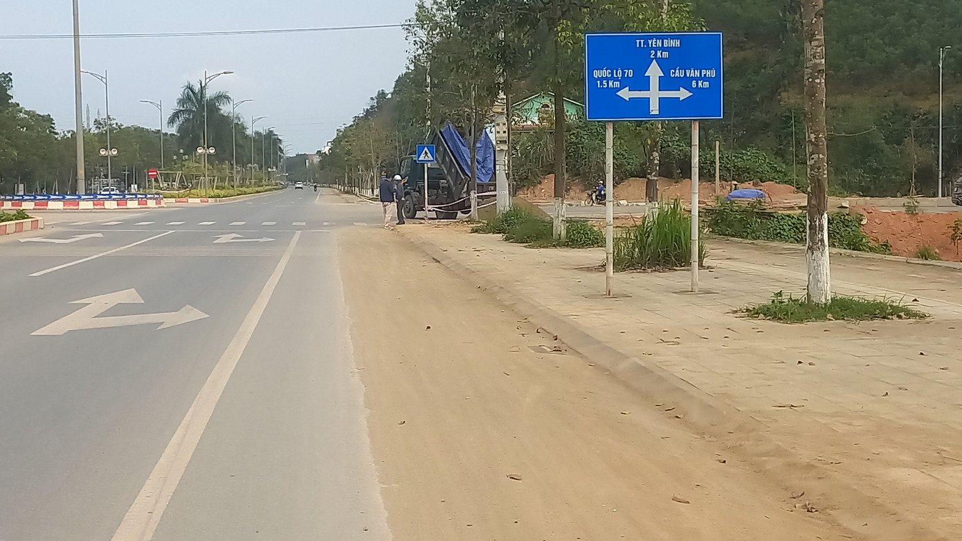 Đoạn đường Nguyễn Tất Thành gần tuyến đường đang thi công cũng bám đầy đất, cát. Người dân cho biết, tình trạng ô nhiễm đường sá không chỉ ảnh hưởng đến sức khỏe mà còn tiềm ẩn nguy cơ tai nạn giao thông.