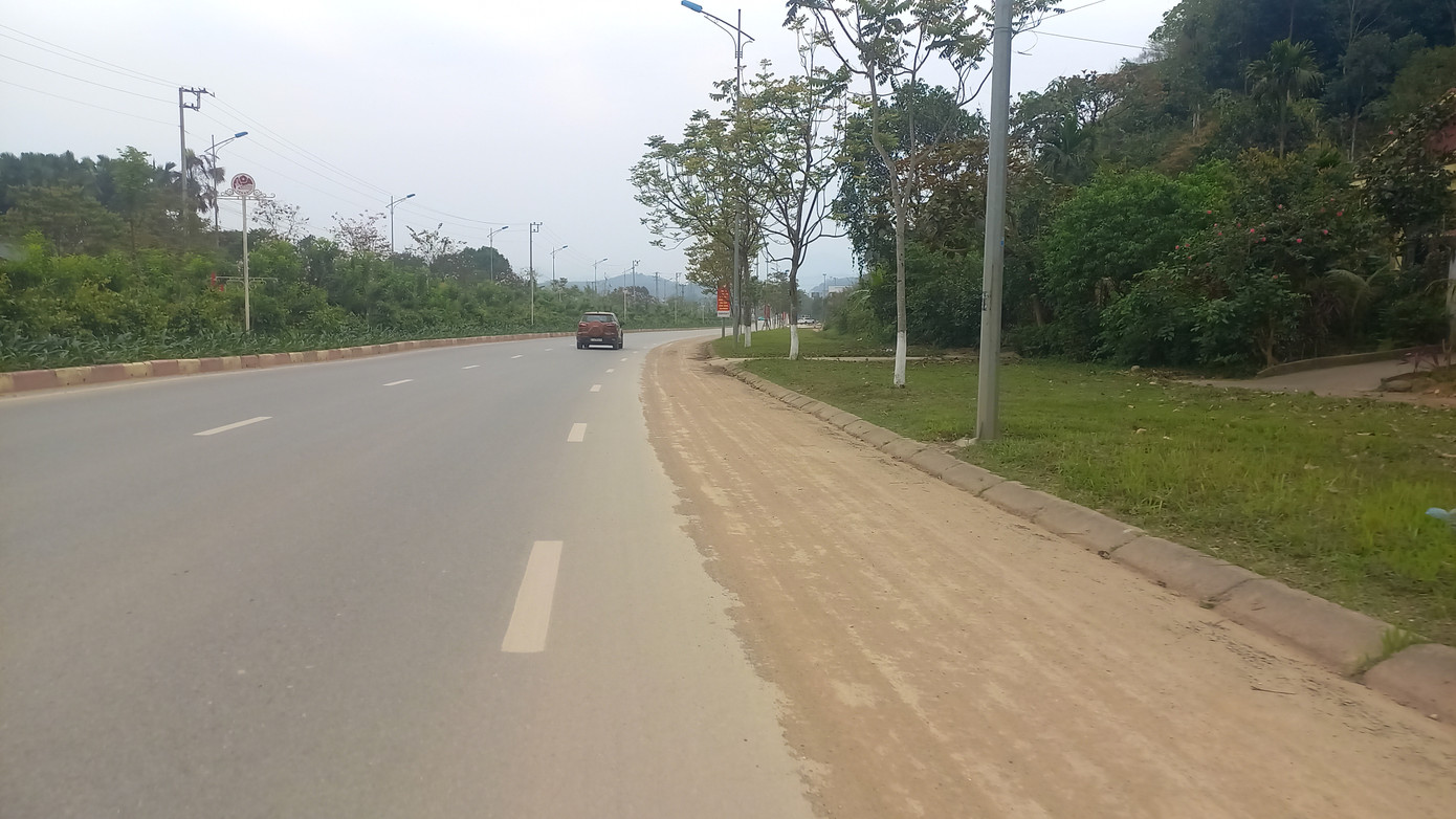 Trên tuyến đường Âu Cơ, dài hơn 8 km và nối trung tâm thành phố Yên Bái với nút giao IC 12 của cao tốc Nội Bài - Lào Cai, tình trạng đất và cát bám dọc theo mặt đường cũng xảy ra tương tự.