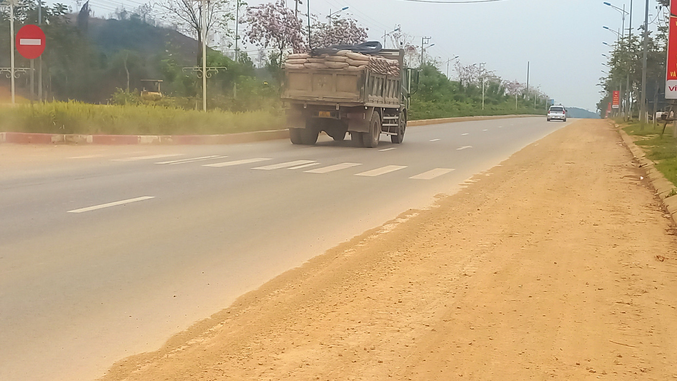Đặc biệt, đoạn giao với tuyến đường nối Nguyễn Tất Thành - Âu Cơ đang được xây dựng, xuất hiện lớp đất đá bám dày, cả ở giữa lòng đường. Trong ảnh: Xe chở bao tải xi măng, vật liệu xây dựng đi từ công trường ra.