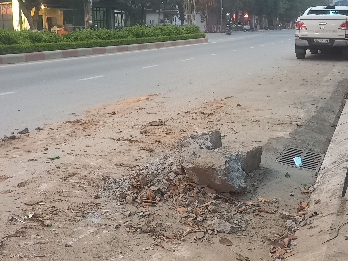 Theo người dân địa phương, đây là bãi đất đá được đổ ra trong quá trình thi công vỉa hè. Dù một số đoạn đã hoàn thiện cách đây gần một tuần, nhưng bãi đất vẫn chưa được dọn dẹp, tiềm ẩn nguy hiểm cho người tham gia giao thông.