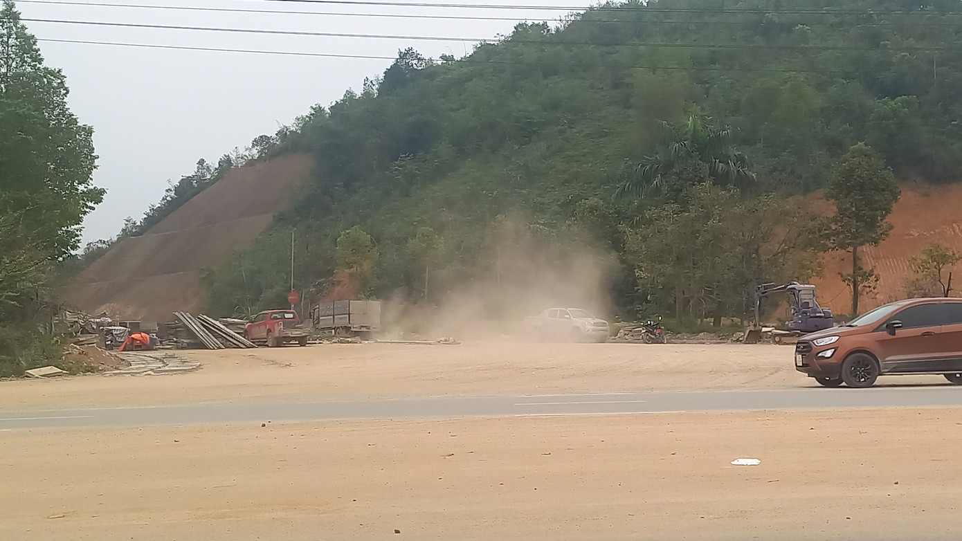 Tuyến đường nối đường Nguyễn Tất Thành - Âu Cơ dài 4,2km, do Liên danh Công ty Cổ phần đầu tư xây dựng và thương mại Nam Phong, Công ty CP Xây dựng Giao thông Yên Bái và Công ty TNHH Xây dựng và Thương mại Thành Trung thi công, với tổng số vốn đầu tư gần 300 tỉ đồng. Một phần đường liền kề với tuyến đường Âu Cơ đang trong giai đoạn thi công phần đổ nền và đổ nhựa đường. Xe di chuyển ra, vào công trường không được xịt rửa, bụi bay mù mịt.