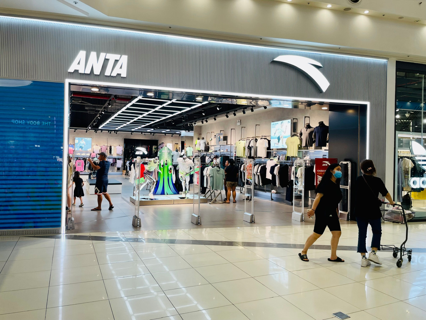 Khách vào xem hàng nhiều hơn khách mua.