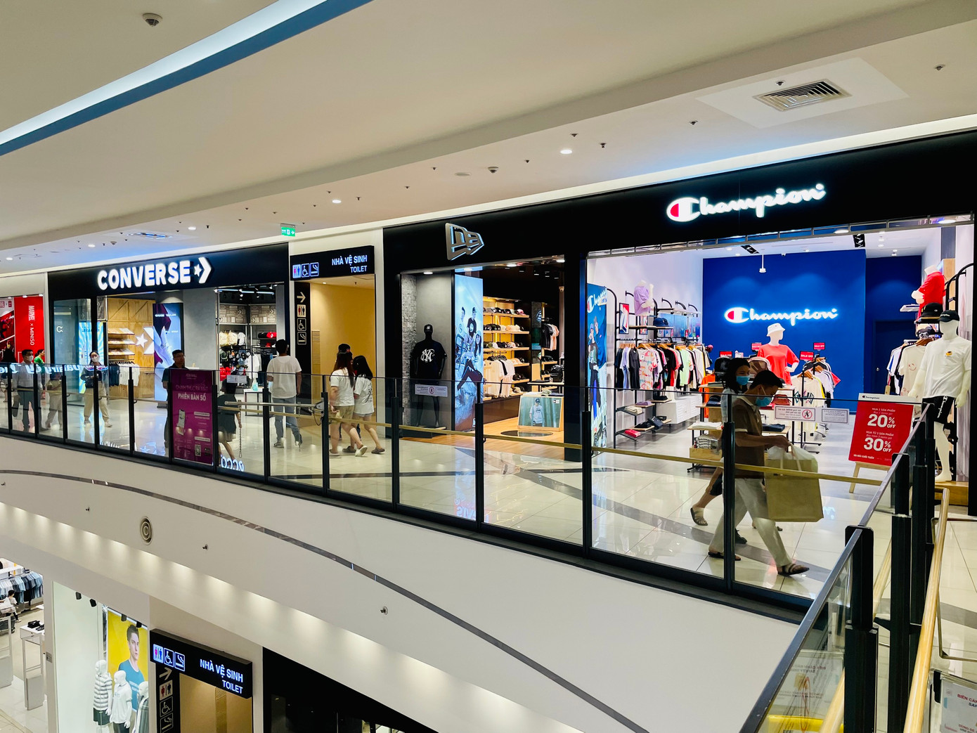 Cuối tuần, tại Trung tâm thương mại (TTTM) Aeon Mall Long Biên, những gian hàng thời trang, đồ nội thất, đồ gia dụng của các thương hiệu riêng lẻ, trong đó có những thương hiệu nổi tiếng lại vắng vẻ bất thường. Chị Lê Thị Nguyệt Nga, nhân viên bán hàng tại gian hàng thời trang nổi tiếng ở Aeon Mall Long Biên chia sẻ, dù là dịp cuối tuần nhưng khách đến mua chỉ lác đác; vào giữa tuần vắng hơn, nhiều hôm không có khách.