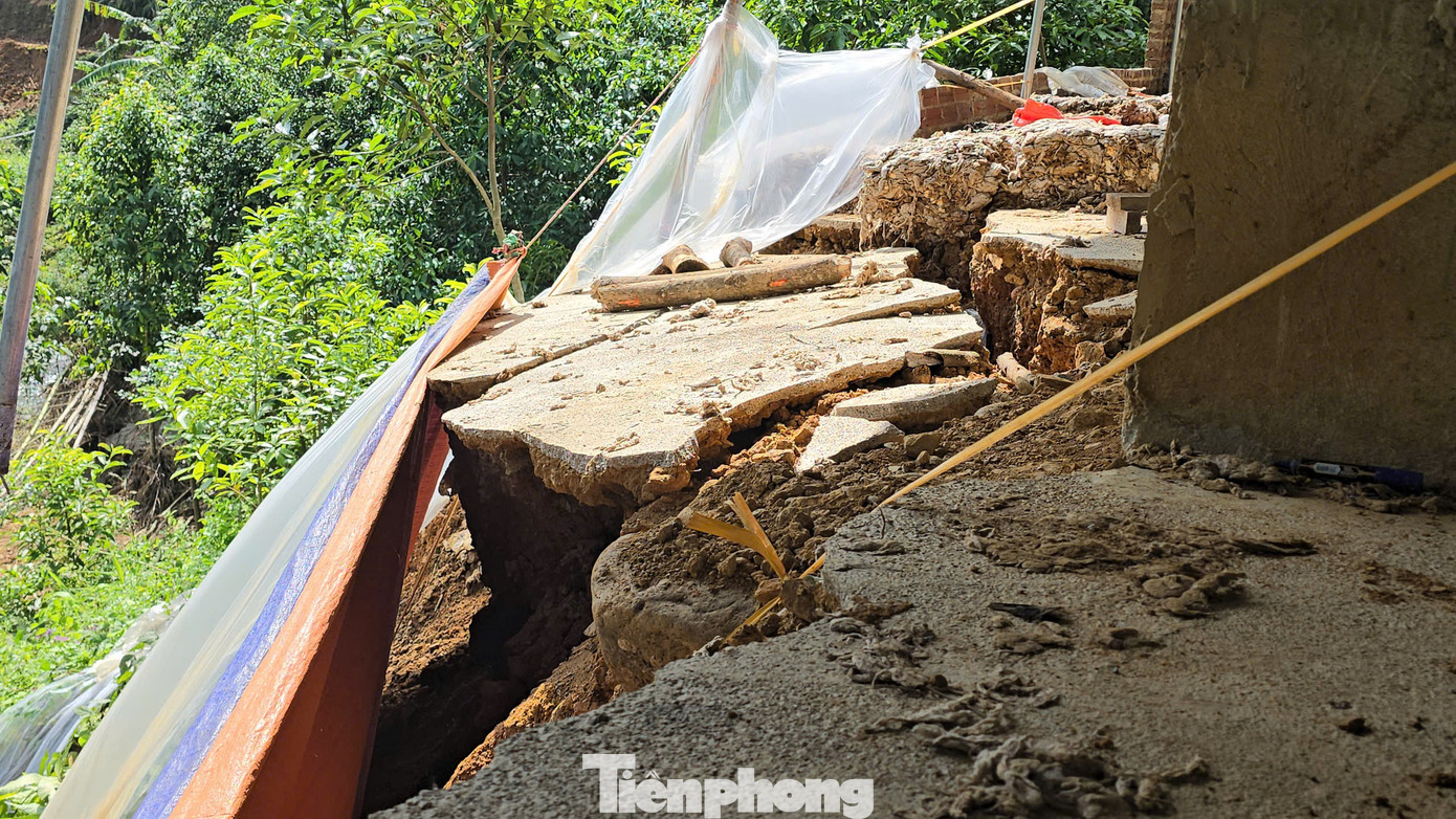 “Sau khi bão vào đất liền, trời mưa liên tục, lũ về trong đêm. Chồng tôi ra kiểm tra thì phát hiện khu nhà đã bị sạt hết xuống suối. Cũng may cả nhà chạy thoát. Giờ thì gia đình không có chỗ nào để ở, ngày về đây dọn dẹp, tối lên nhà văn hóa thôn ngủ nhờ”, chị Chiều cho biết.