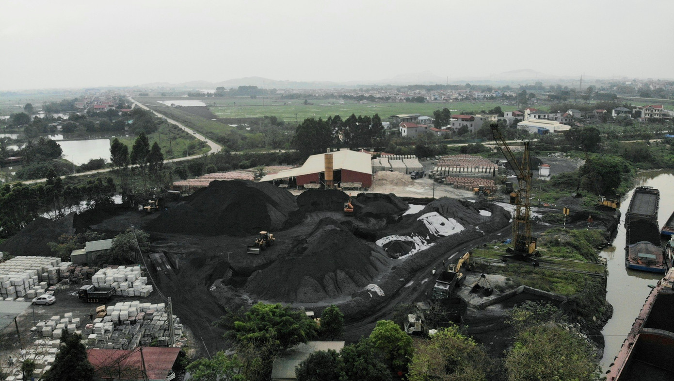 Như Tiền Phong phản ánh, bờ sông Cầu, sông Thương qua Bắc Ninh, Bắc Giang có hàng loạt bến cảng lậu, không phép. Trên sông Cầu, đi ngược về thượng nguồn thuộc địa phận phường Vũ Ninh, TP Bắc Ninh có 2 bến thủy nội địa không phép là bến Lộc Hằng và bến Đại Hùng. Trong đó, bến Lộc Hằng bị cảng vụ đường thủy đề nghị đình chỉ hoạt động. Còn bến Đại Hùng của Cty TNHH Đầu tư XD Hồng Diên đang được tập kết những núi than khổng lồ.