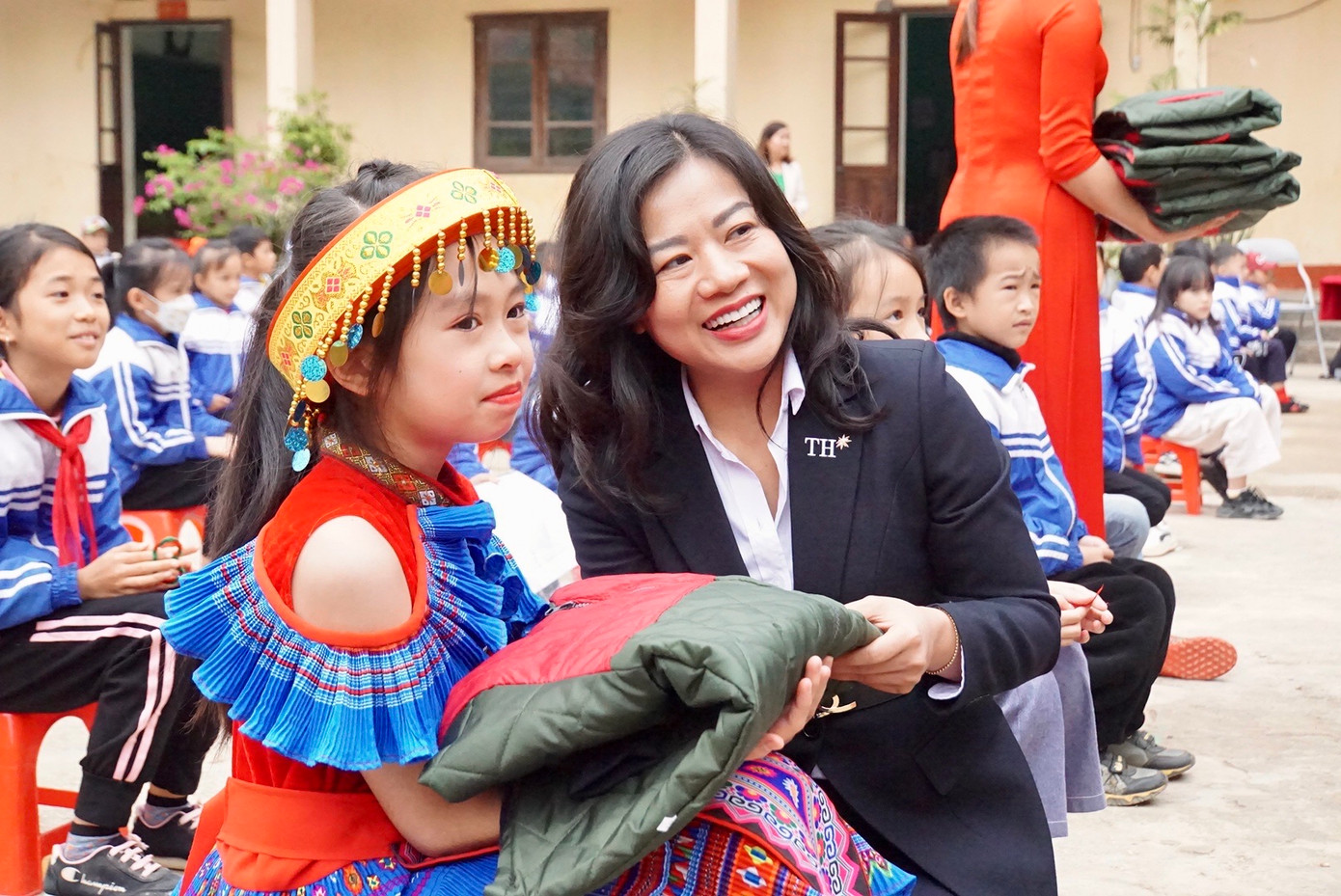 Bà Nguyễn Thu Cúc, Đại diện Tập đoàn TH phát quà tặng cho các em học sinh.