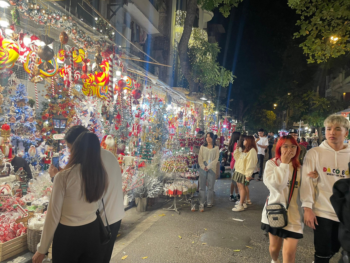 Những ngày cuối tháng 11, phố Hàng Mã đã ngập tràn những món đồ trang trí Giáng sinh.