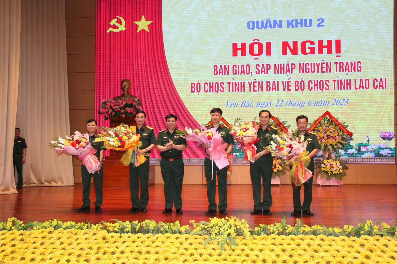 Quân khu 2 tặng hoa chúc mừng Bộ CHQS tỉnh Lào Cai mới. Quân khu 2 tặng hoa chúc mừng Bộ CHQS tỉnh Lào Cai mới.