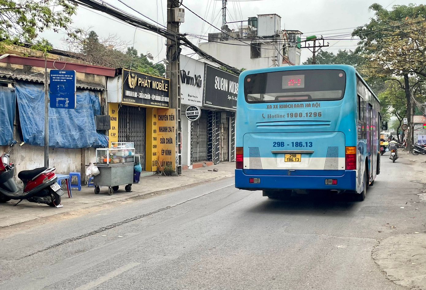 Đường Lĩnh Nam nối từ đoạn gầm cầu Thanh Trì đến đường Tam Trinh là đường giao thông quan trọng của quận Hoàng Mai. Con đường này có nhiều phương tiện giao thông qua lại, gồm cả các xe tải trọng lớn như xe tải, xe buýt.