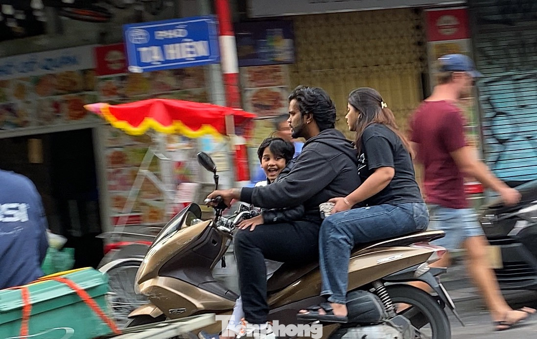 Theo một nhân viên phục vụ nhà hàng tại phố Tạ Hiện cho biết: “Đối với những khách Tây du lịch ngắn ngày họ thường đi bộ hoặc sử dụng phương tiện công cộng. Việc không tuân thủ luật giao thông xảy ra nhiều ở du khách du lịch dài ngày hoặc họ chuyển sang Việt Nam làm việc, sinh sống đã lâu. Nhiều nhóm khách Tây tới Tạ Hiện uống rượu bia say mềm vẫn lái xe máy về nơi ở là chuyện thường, chiều tối là nhiều nhất”, người nhân viên nói.