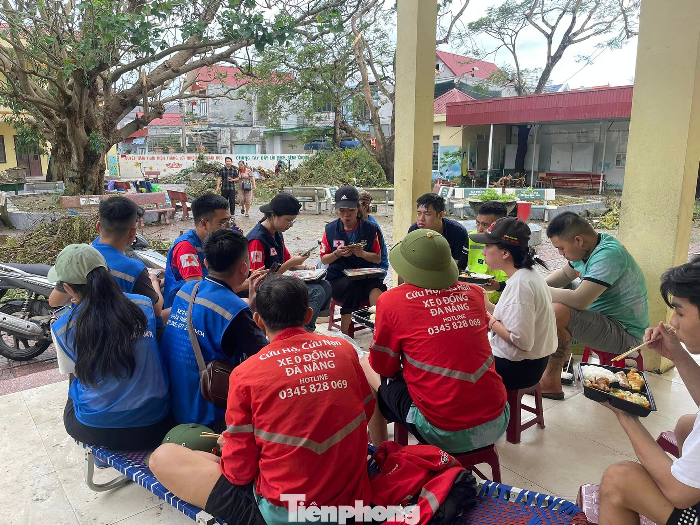 Những bữa cơm nhanh để đoàn tiếp tục bắt tay vào công việc. Chị Lê Linh, đầu mối kết nối tại Hải Phòng xúc động: &quot;Chúng tôi thực sự thấy ấm áp khi được đón nhận tình cảm, sự giúp đỡ của người dân từ khắp các tỉnh thành. Chưa bao giờ thấy tình đoàn kết Hải Phòng và Huế lại khăng khít như lúc này, thực sự cảm ơn mọi người&quot;