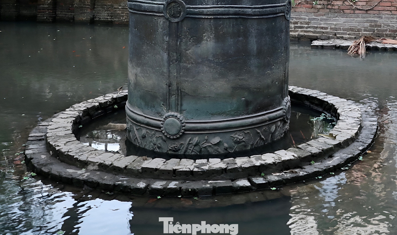 Chùa Cổ Lễ lưu giữ một “báu vật” mang tên Đại Hồng Chung (chuông) do Hòa thượng Thích Thế Long cho đúc vào năm 1936. Chuông nặng 9 tấn, cao 4,2 m, đường kính 2,2 m, thành dày 8 cm nằm giữa hồ trước Chính cung. Miệng chuông có họa tiết hình cánh sen, thân có họa tiết hoa lá, sông nước và một số văn tự bằng chữ Nho. Đây là một trong những quả chuông lớn nhất Việt Nam thời điểm đó. Đề phòng sự phá hoại của giặc, nhân dân trong vùng đem dìm quả chuông xuống hồ. Đến năm 1954, chuông mới được trục vớt và được đặt trên bệ đá cho du khách tham quan từ đó đến nay.