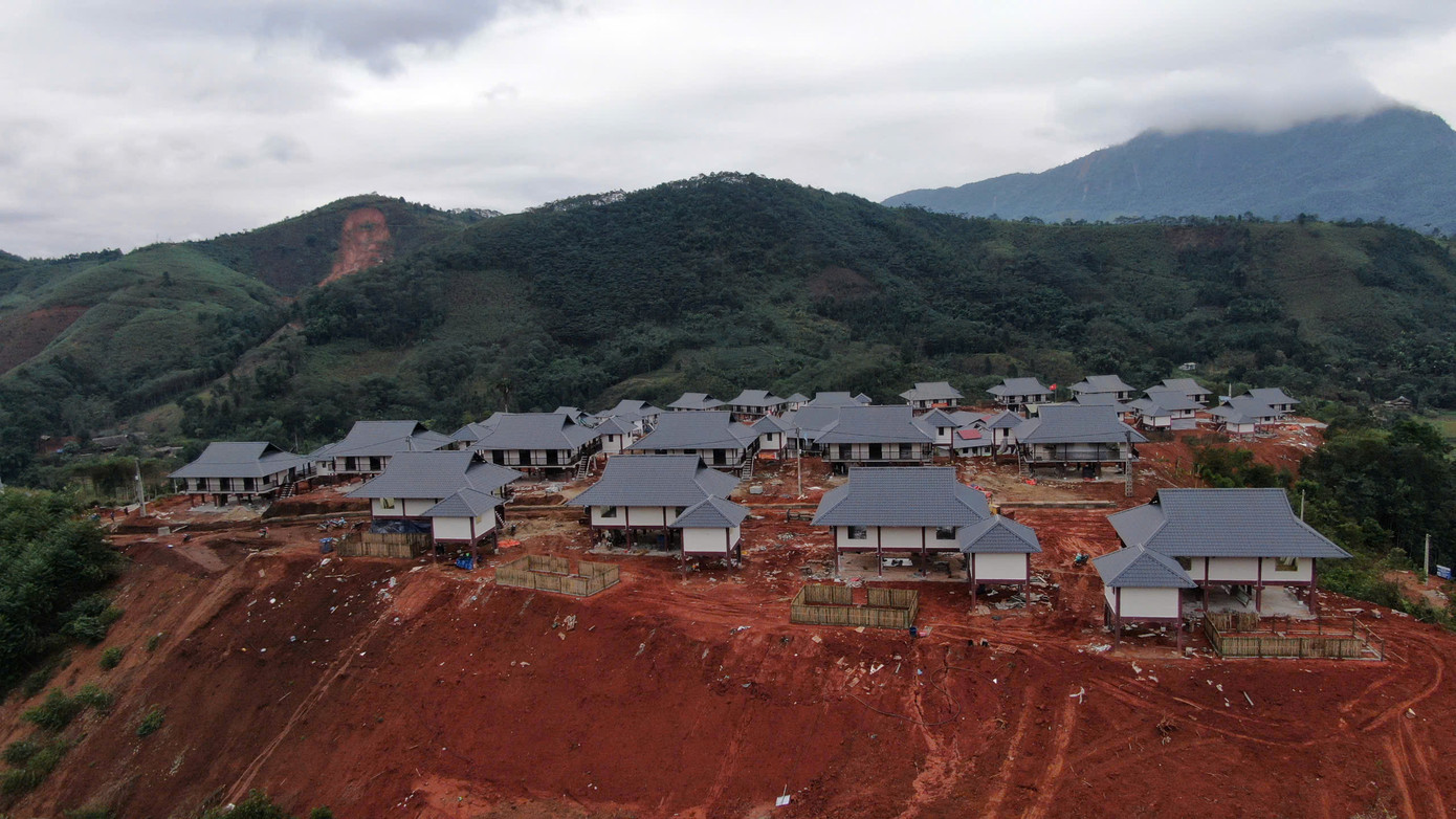 Ngoài ra, khu còn được bố trí các hạ tầng thiết yếu khác như nhà văn hóa, trường học... để người dân Làng Nủ sinh sống, ổn định lâu dài.