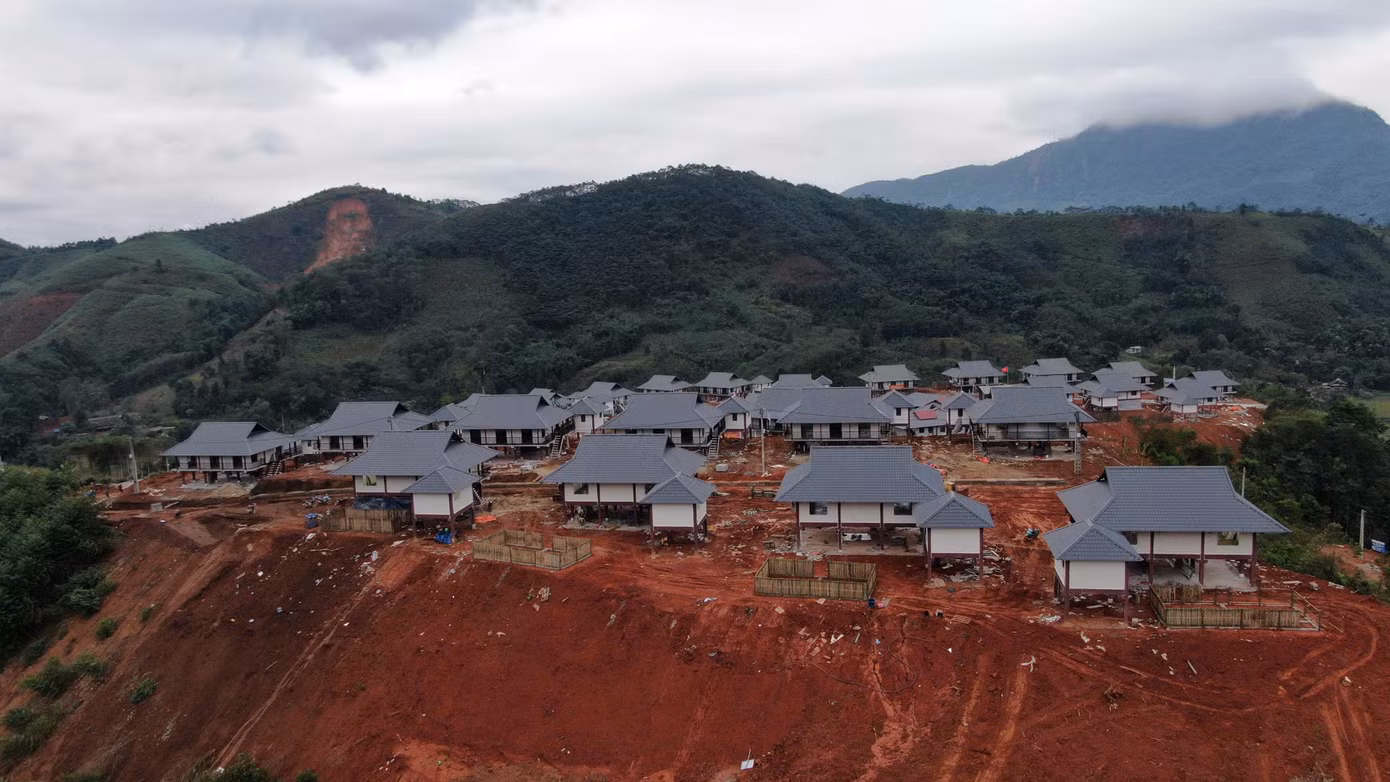Ngoài ra, khu còn được bố trí các hạ tầng thiết yếu khác như nhà văn hóa, trường học... để người dân Làng Nủ sinh sống, ổn định lâu dài.
