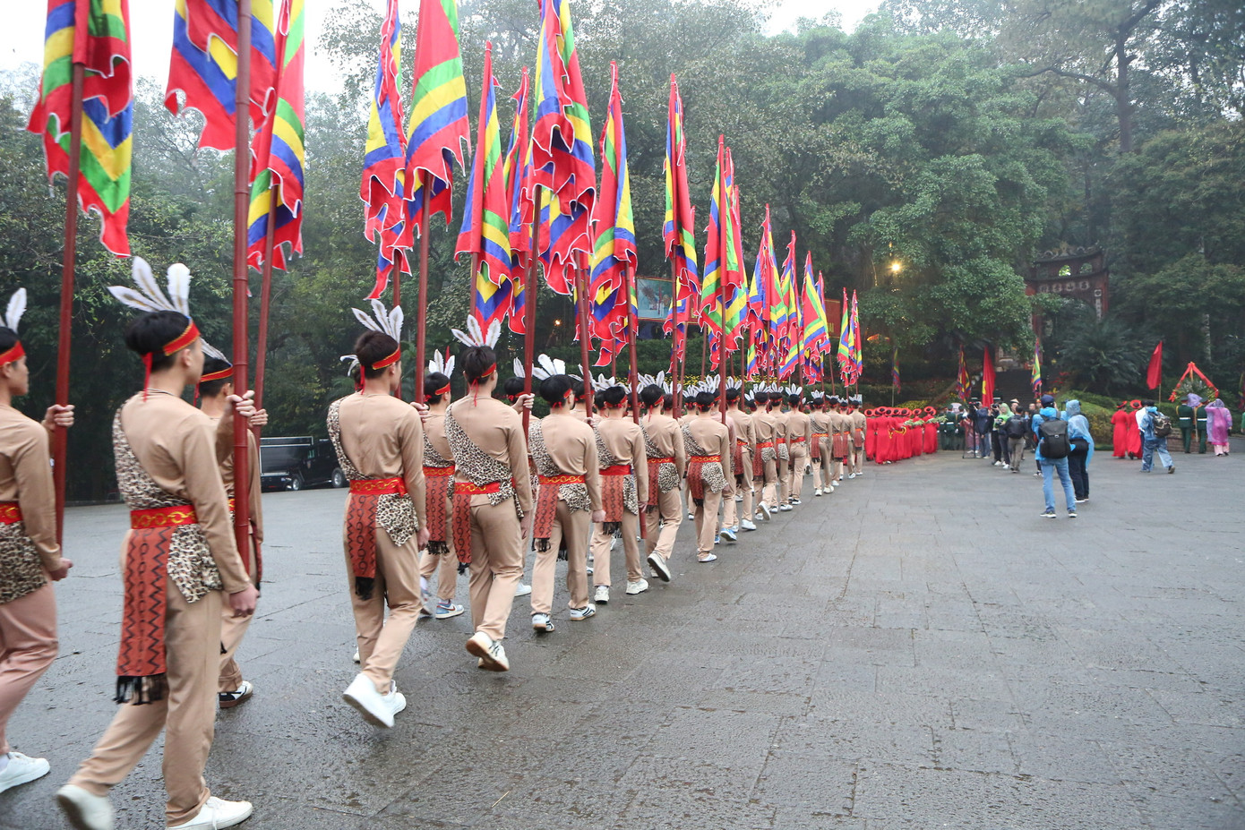 Nghi thức diễn ra trang nghiêm, thể hiện lòng thành kính với tổ tiên và niềm tự hào về dòng giống Tiên Rồng. Đoàn rước kiệu dâng lễ vật gồm hương, hoa, bánh chưng, bánh giầy, những lễ vật gắn liền với truyền thuyết hoàng tử Lang Liêu và quan niệm trời tròn, đất vuông của cha ông, tổ tiên người Việt.