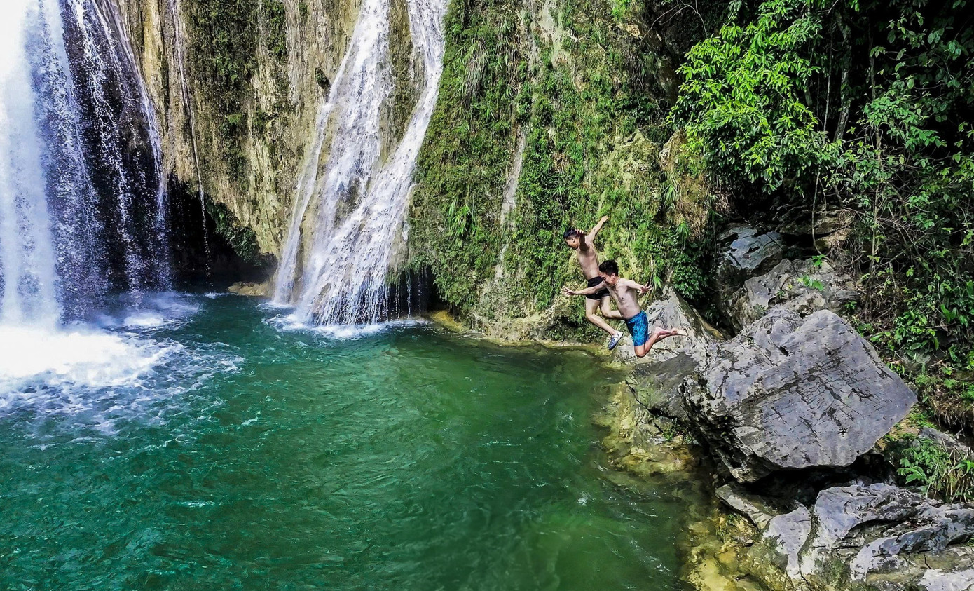 Từ những vách đá cao, du khách thích thú thử thách bản thân với trải nghiệm mạo hiểm, nhảy thác, thả mình xuống làn nước xanh mát phía dưới, giữa khung cảnh rừng núi hoang sơ và tiếng nước đổ rì rào.