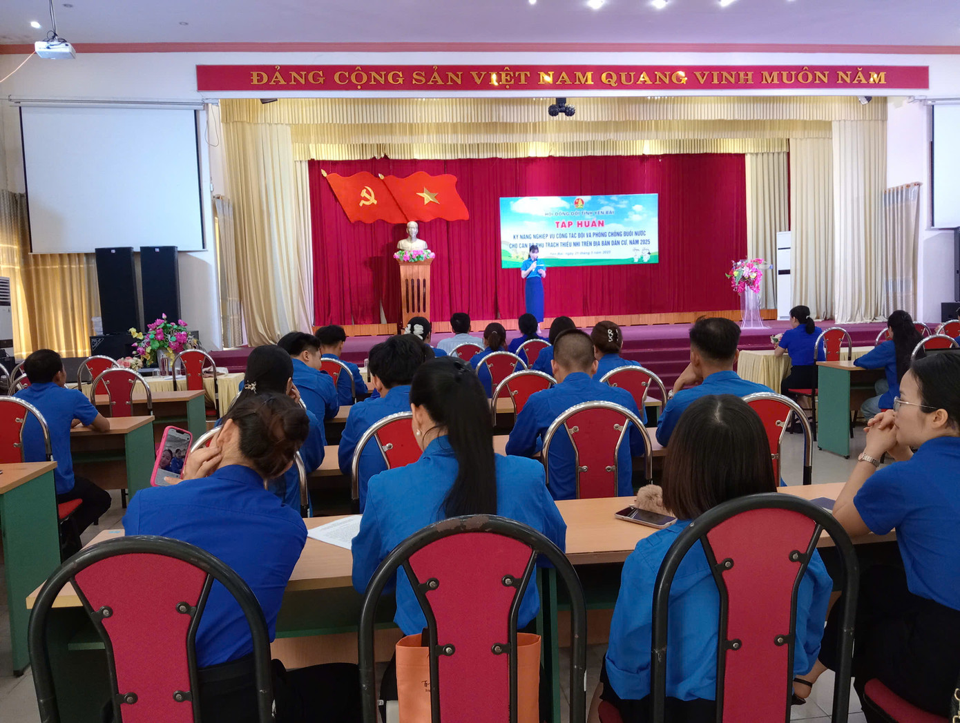 Chương trình được tổ chức tại Trung tâm hoạt động thanh thiếu nhi tỉnh Yên Bái với sự tham gia của Hội đồng Đội tỉnh, Ban Giám đốc Trung tâm, giảng viên và cán bộ phụ trách thiếu nhi tại các huyện, thị xã, thành phố trong toàn tỉnh. Phát biểu khai mạc lớp tập huấn, đại diện Hội đồng Đội tỉnh nhấn mạnh vai trò của đội ngũ phụ trách thiếu nhi trong việc tổ chức các hoạt động hè an toàn, bổ ích, giúp các em học sinh có những trải nghiệm ý nghĩa trong dịp hè. Việc tập huấn nhằm trang bị kỹ năng, nghiệp vụ cho đội ngũ cán bộ phụ trách, từ đó nâng cao chất lượng công tác Đội ở cơ sở.