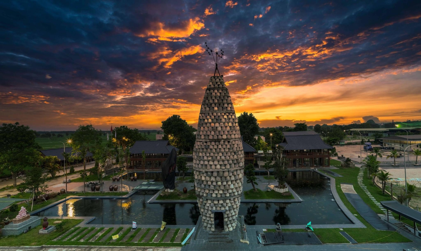 Tháp Thần Nông được ghép từ các cối đá là tạo hình hạt lúa xác lập kỷ lục châu Á, sắp tới được công nhận kỷ lục thế giới.