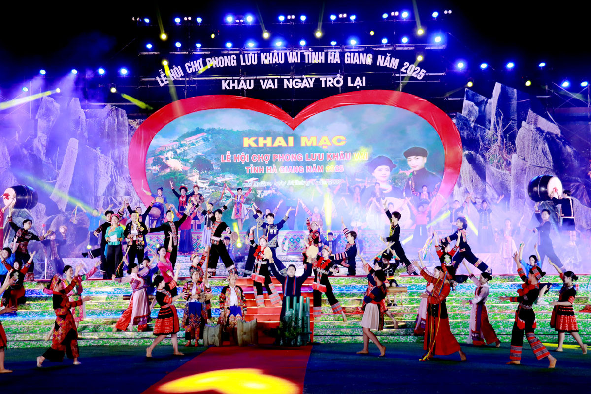 Các tiết mục được dàn dựng công phu, hoành tráng. Ảnh: Trần Kế.