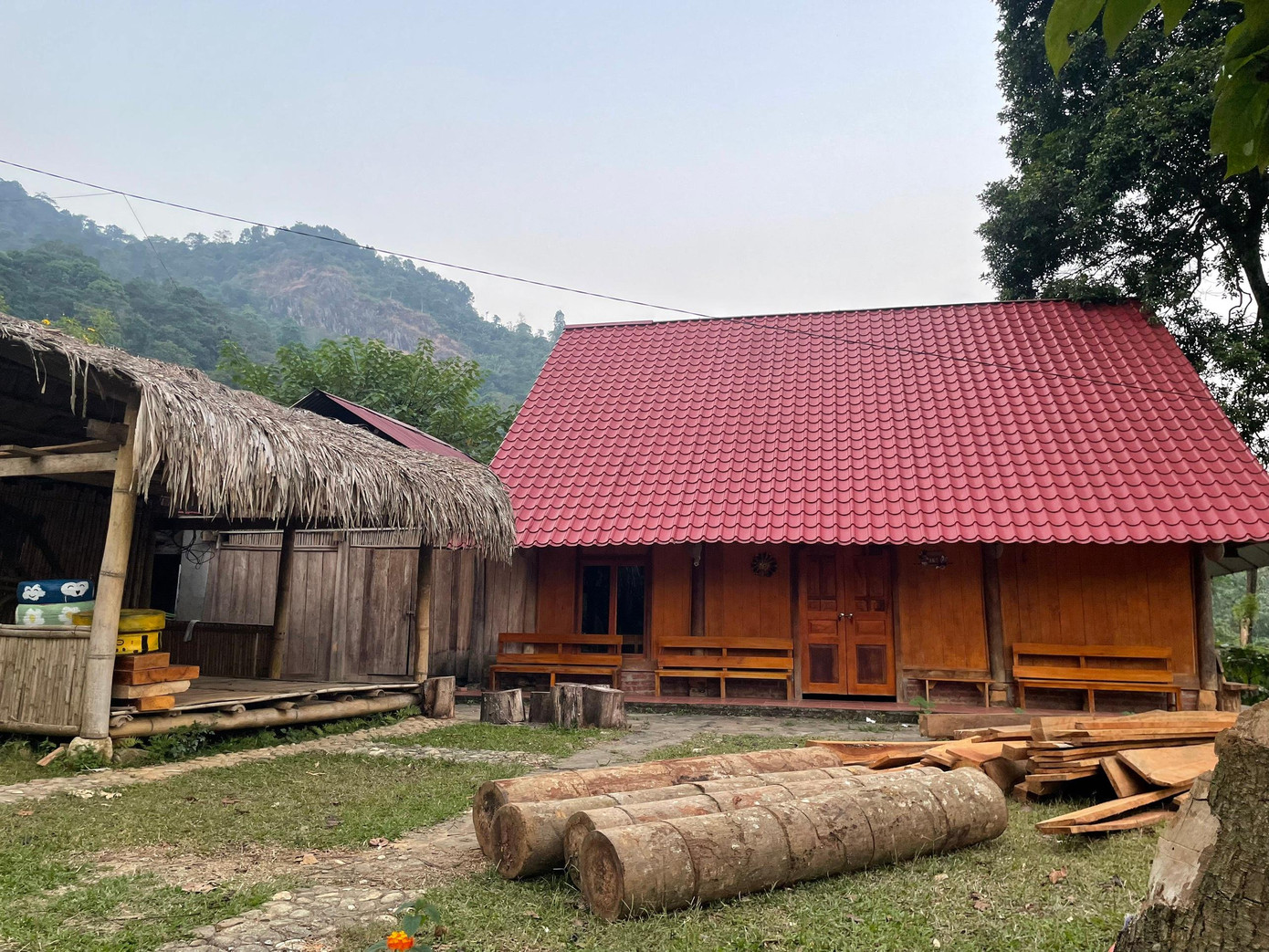 Với sự hỗ trợ chính quyền địa phương và một số tổ chức quốc tế, bà Mẩy tập hợp được 12 người trong bản (thông qua cuộc họp thôn để bình xét) để truyền dạy nghề hái thuốc, chế biến thuốc giúp tạo thêm công việc cho bà con.