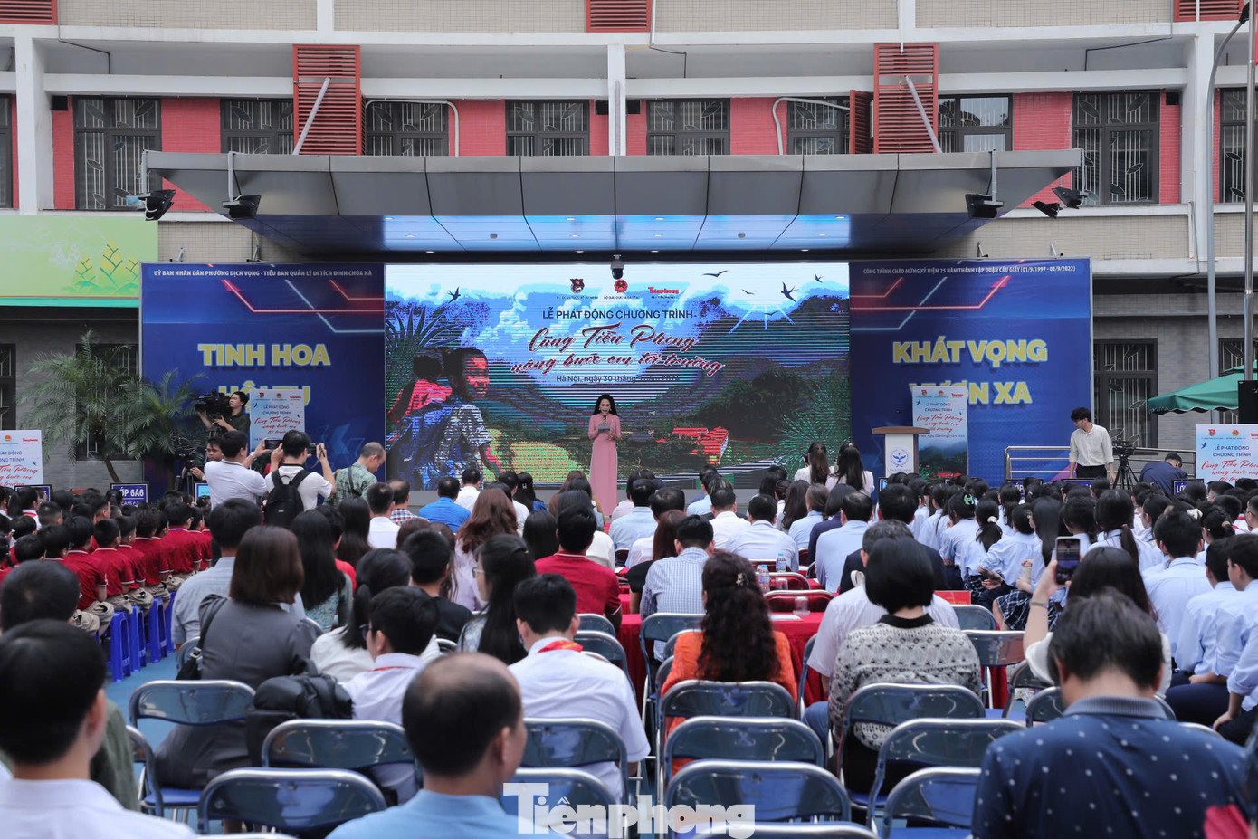 Chương trình có sự tham gia của các khách mời, các tổ chức, cá nhân, doanh nghiệp, đơn vị quản lý giáo dục, ban giám hiệu các nhà trường, thầy cô giáo đến từ nhiều trường học trên toàn thành phố Hà Nội cùng 1.500 học sinh Trường THCS Cầu Giấy, Trường THCS - THPT Nguyễn Siêu, Trường iểu học Nguyễn Viết Xuân. Chương trình đã mang lại nhiều cảm xúc yêu thương cho những người tham dự.