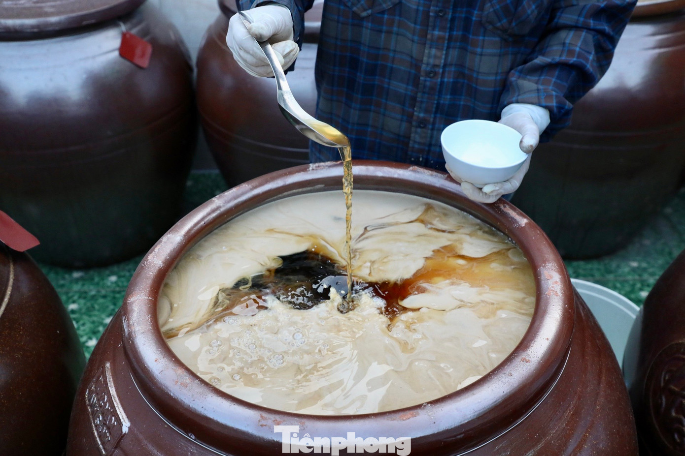 Kết thúc 3 - 4 ngày phơi nắng, nước mắm sẽ được đổ vào các chum cỡ lớn để ngoài trời, thời gian để càng lâu, mắm sẽ càng ngon (tối thiểu 3 tháng). Như vậy, tổng thời gian làm ra một mẻ nước mắm ở Sa Châu ít nhất 15 tháng. Kết thúc 3 - 4 ngày phơi nắng, nước mắm sẽ được đổ vào các chum cỡ lớn để ngoài trời, thời gian để càng lâu, mắm sẽ càng ngon (tối thiểu 3 tháng). Như vậy, tổng thời gian làm ra một mẻ nước mắm ở Sa Châu ít nhất 15 tháng.