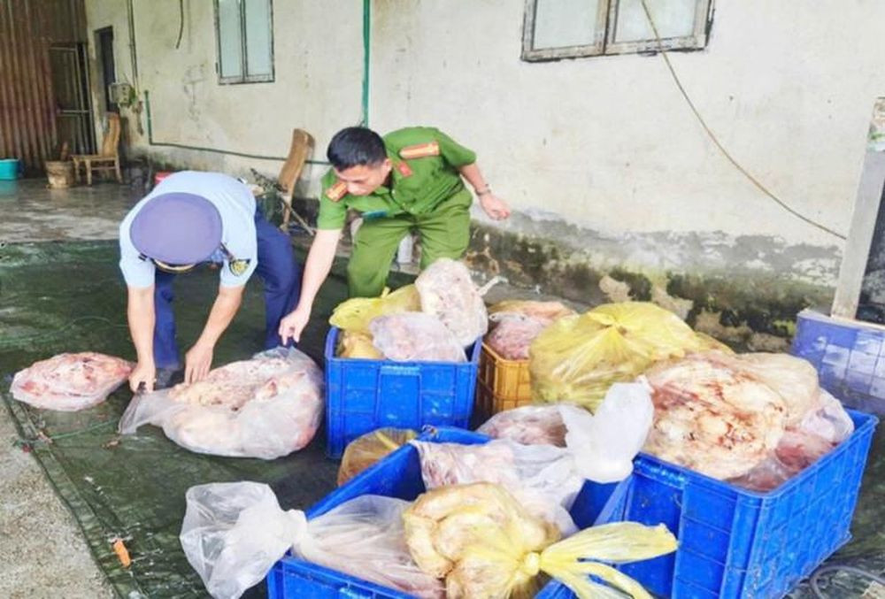 Lực lượng chức năng phát hiện nhiều cơ sở thực phẩm không rõ nguồn gốc, xuất xứ tại tỉnh Hà Giang.