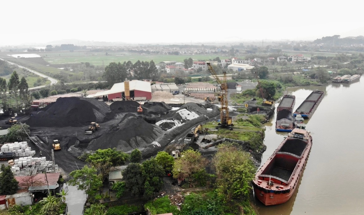 Bến tập kết than trái phép bên bờ sông Cầu của Cty TNHH Đầu tư XD Hồng Diên.