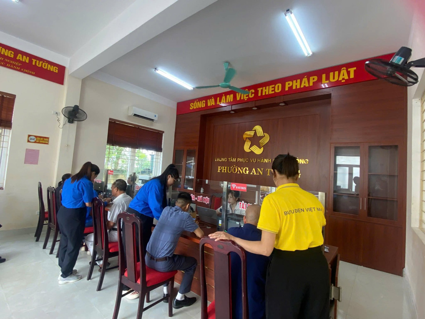 Cùng với cán bộ, chuyên viên trực tiếp xử lý hồ sơ, lực lượng đoàn viên, thanh niên phường đã chủ động tham gia hỗ trợ. Các bạn trẻ hướng dẫn người dân tra cứu thông tin, giải thích quy trình, phân luồng tiếp nhận hồ sơ về các phòng, ban phù hợp... góp phần tạo dựng hình ảnh chính quyền thân thiện, hiện đại.