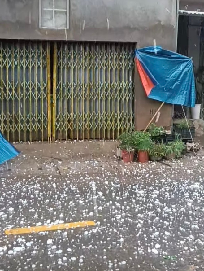 Mưa đá có đường kính khoảng 1-2cm tại Hà Giang. Ảnh: NDCC.