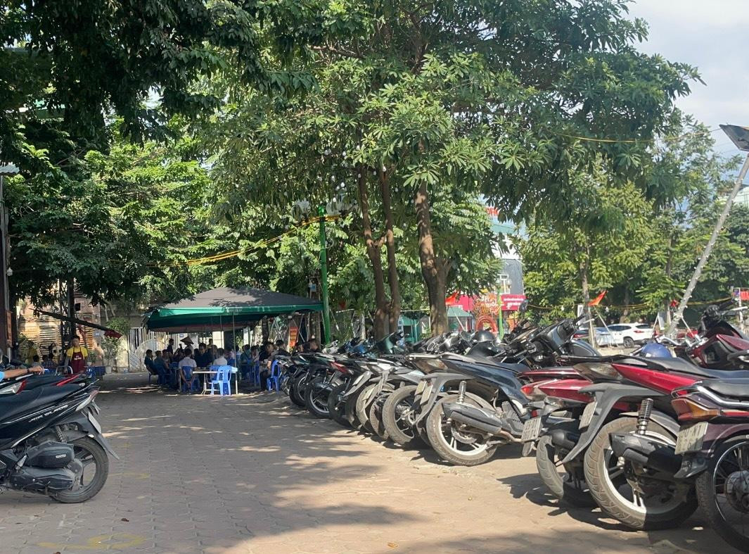 Dưới đó một đoạn, đường bị tận dụng làm nơi để xe. Tại đây, chỉ có xe máy mới có thể lách qua, ô tô không thể qua được.