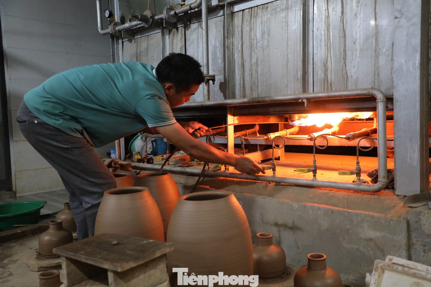 Gốm được nung với lửa ở nhiệt độ hơn 1200 độ C nên sản phẩm bền chắc, gõ vào còn vang tiếng lanh canh.