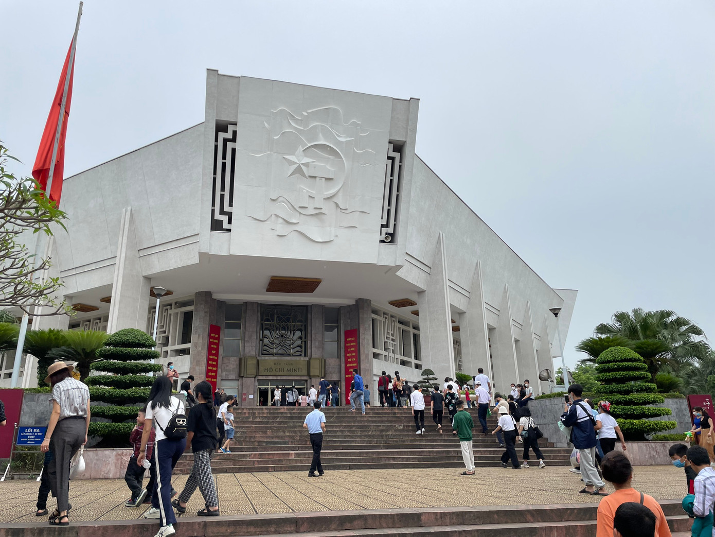 Sau khi viếng Lăng Chủ tịch Hồ Chí Minh và thăm khu Di tích Phủ Chủ tịch, du khách vào tham quan bảo tàng Hồ Chí Minh, nơi lưu giữ những kỷ vật vô giá về Người.