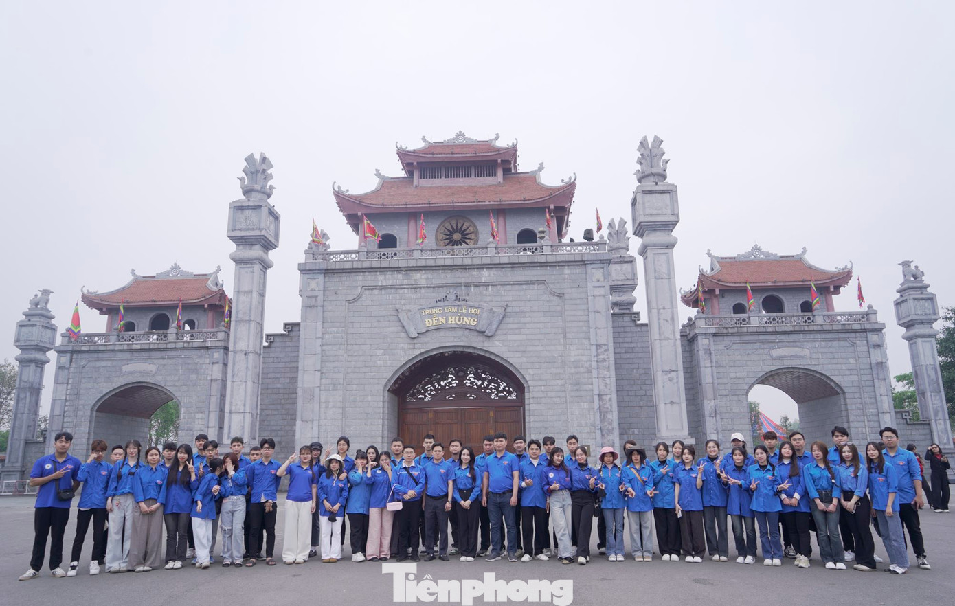 Từ sáng sớm, hàng trăm đoàn viên, thanh niên đến từ Thành Đoàn Việt Trì, Trường Cao đẳng Y Dược Phú Thọ, Trường Đại học Hùng Vương và Trường Đại học Công nghiệp Việt Trì đã có mặt tại Khu di tích lịch sử Đền Hùng.