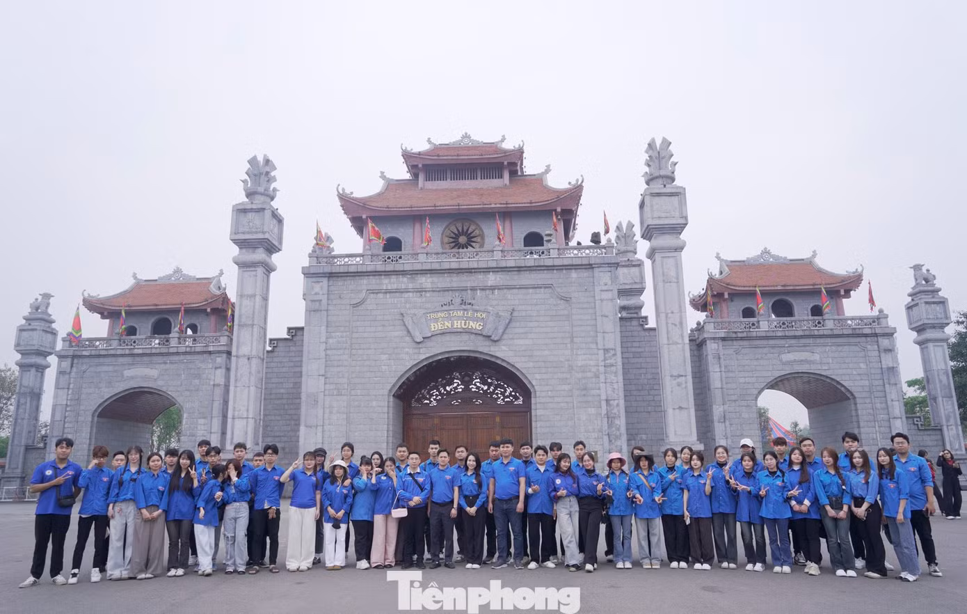 Từ sáng sớm, hàng trăm đoàn viên, thanh niên đến từ Thành Đoàn Việt Trì, Trường Cao đẳng Y Dược Phú Thọ, Trường Đại học Hùng Vương và Trường Đại học Công nghiệp Việt Trì đã có mặt tại Khu di tích lịch sử Đền Hùng.
