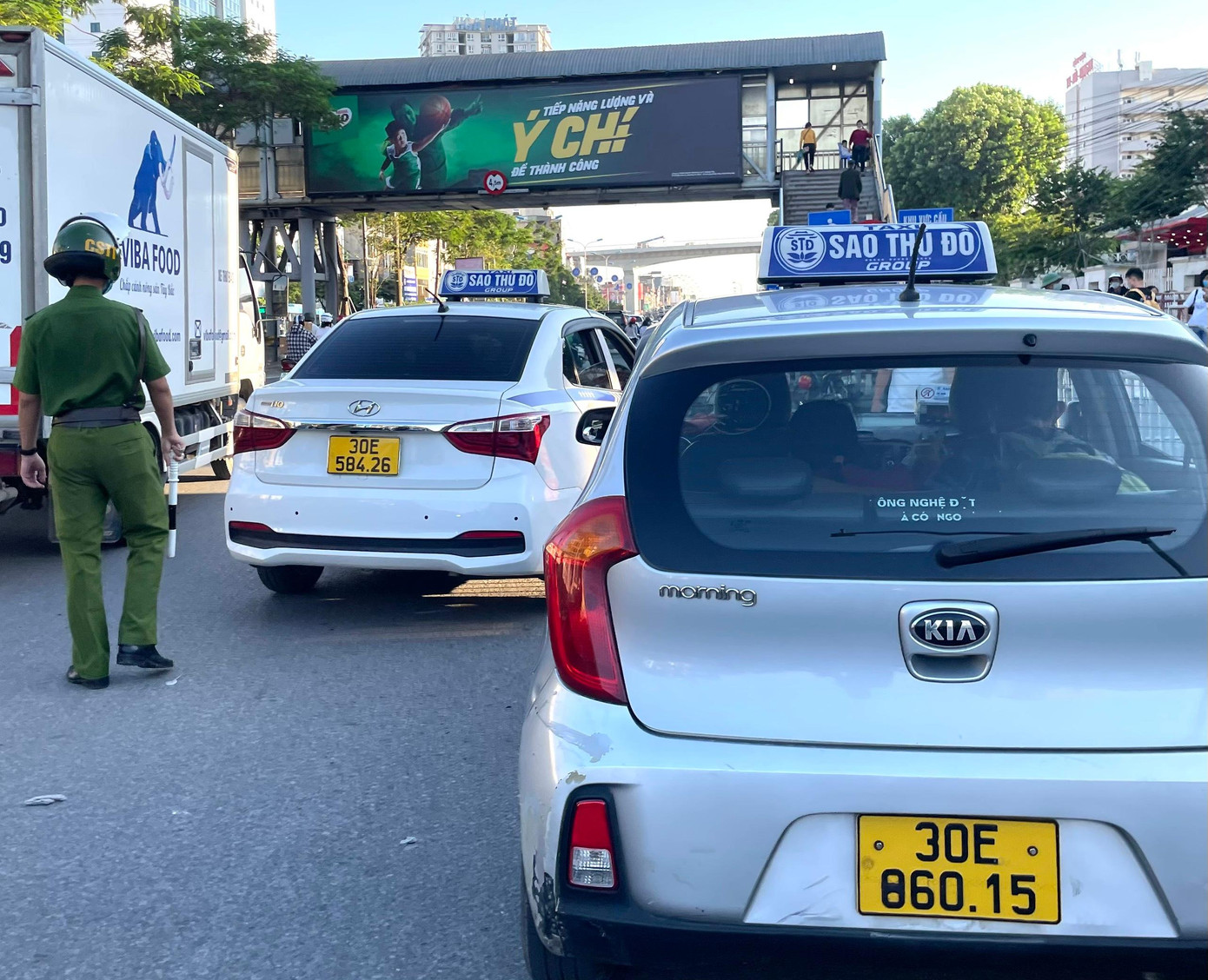 CSTT thông báo xe di chuyển khi đang đỗ tại cổng viện... Chiếc xe Kia Morning còn có "dấu hiệu" biến hóa biển số nhằm qua mắt camera và lực lượng chức năng.