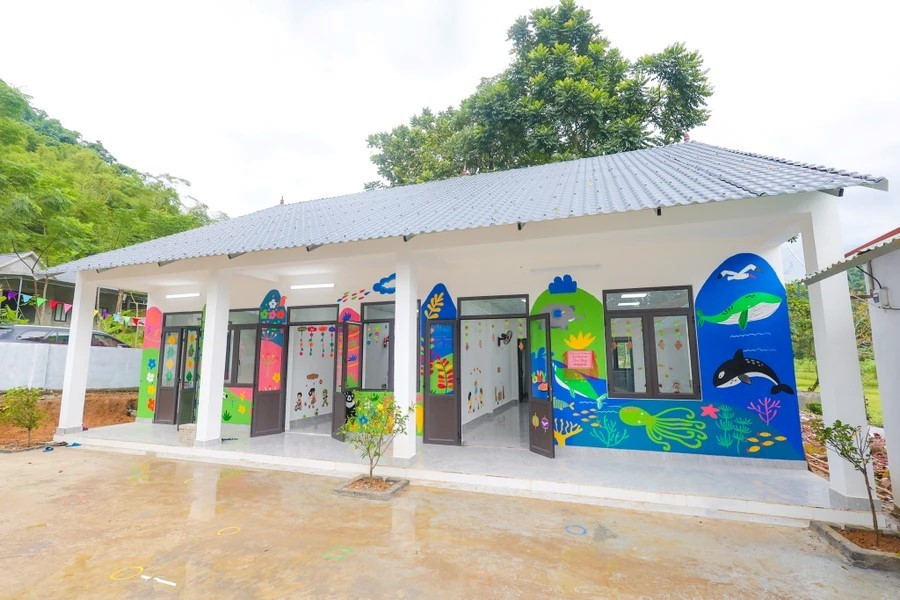 Điểm trường mầm non Khu Lang được xây dựng với 50% nguyên vật liệu (gạch và ngói) từ vật liệu nhựa tái chế, tương đương gần 45 tấn nhựa.