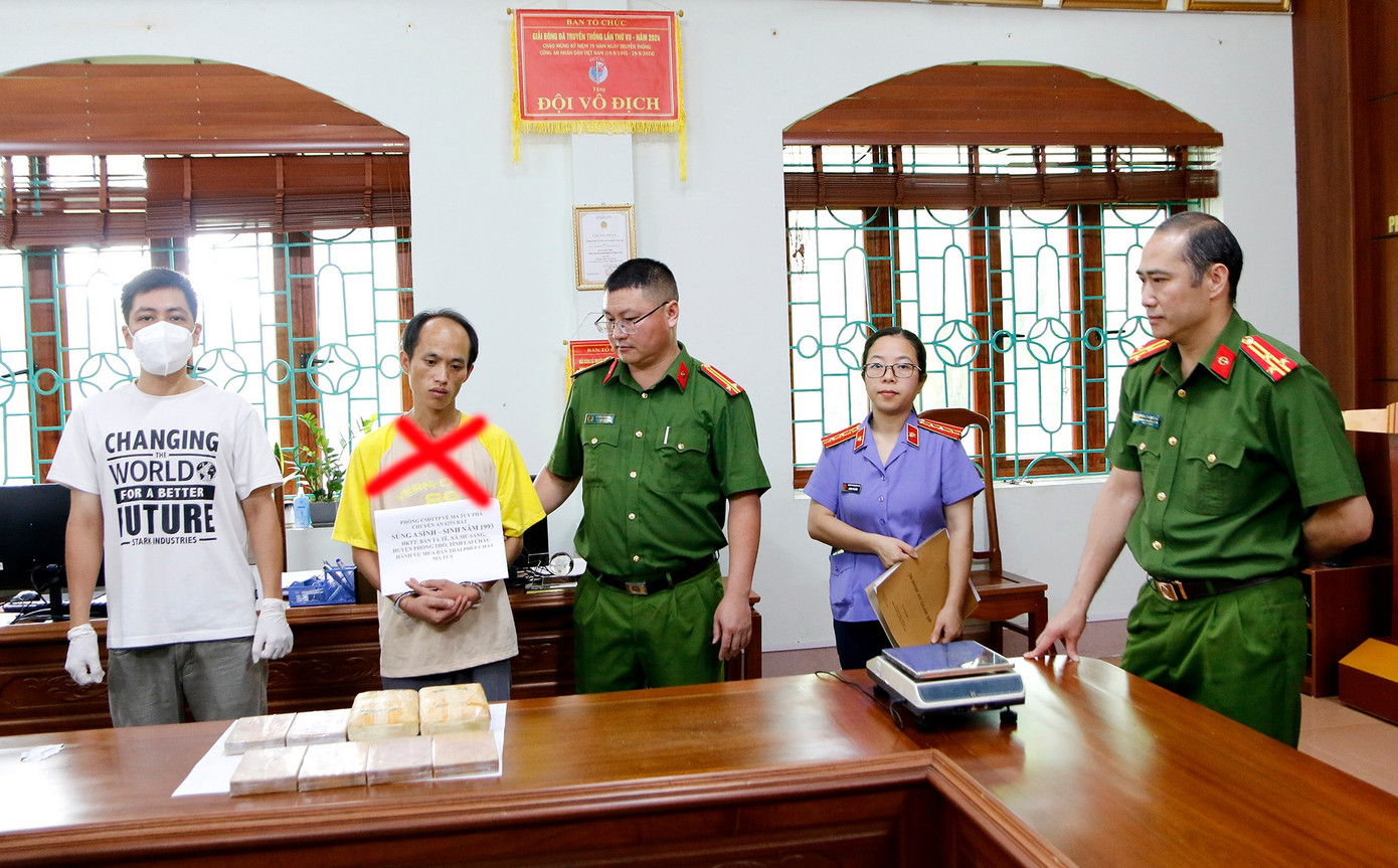 Đối tượng Sùng A Sỉnh và tang vật tại cơ quan điều tra. Đối tượng Sùng A Sỉnh và tang vật tại cơ quan điều tra.