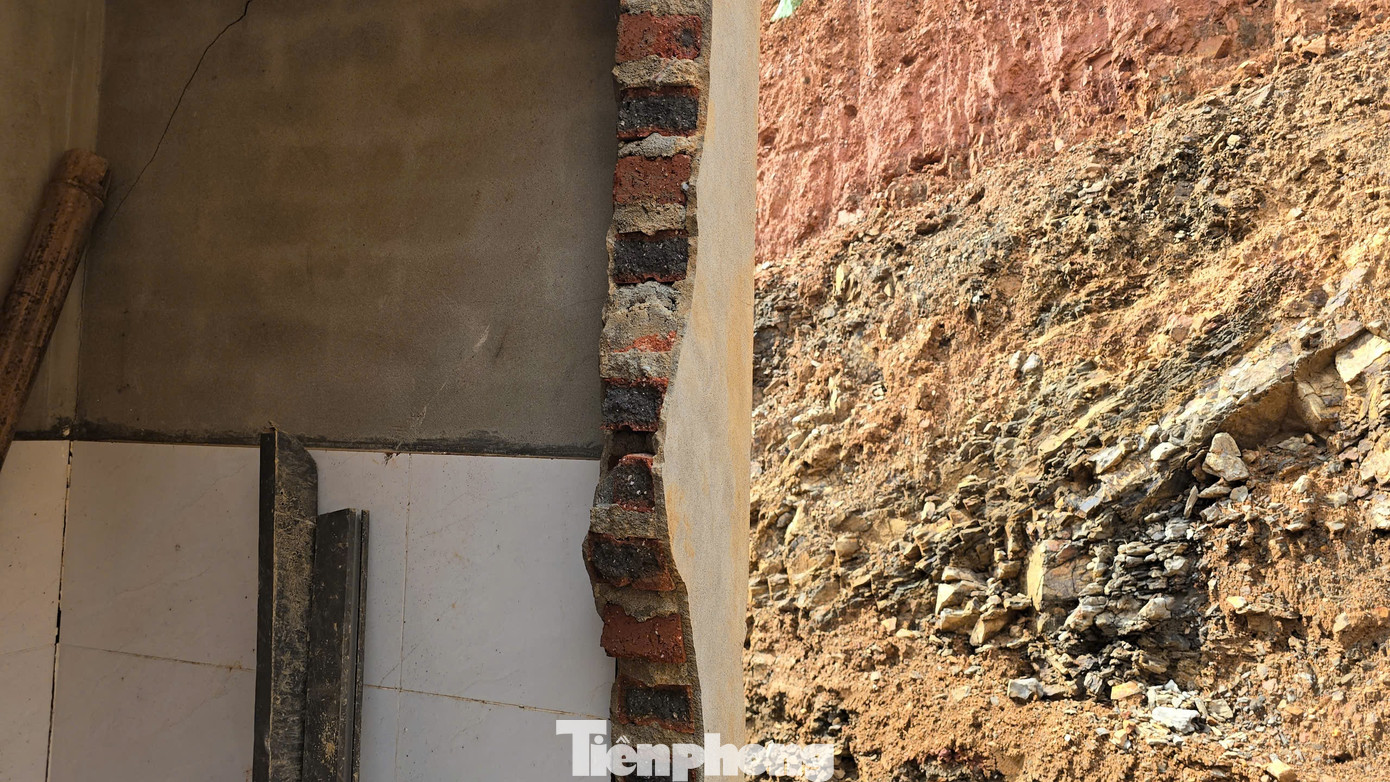 Gia đình anh Triệu Văn Tàn mới vay mượn để xây dựng căn nhà kiên cố. Chưa hoàn thiện được bao lâu, mưa lớn đất đá trên núi ụp xuống khiến một phần căn nhà bị sập tường. Cũng may, khi đó, trong nhà không có ai.