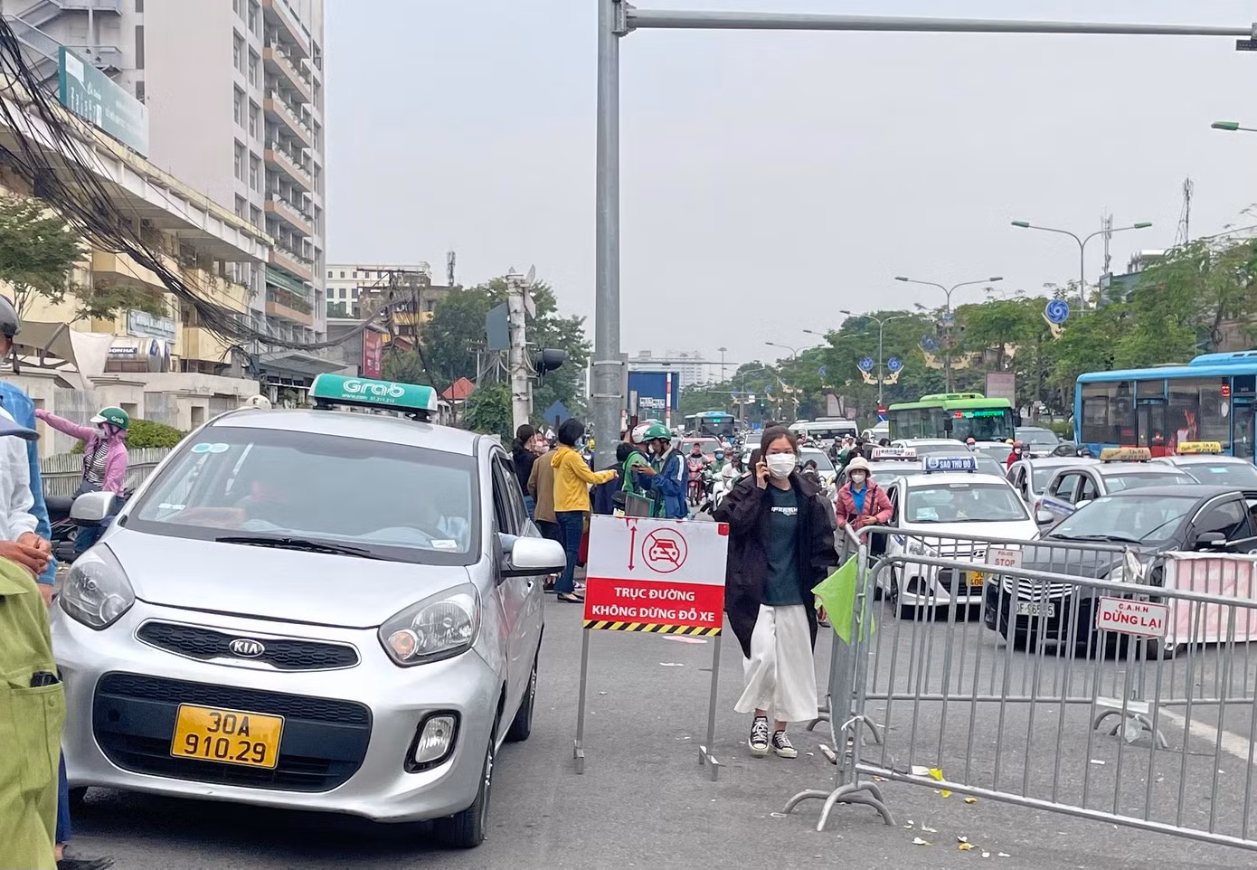 Các lái xe ở đây chỉ nhận các chuyến đi xa, thu được nhiều tiền. Nếu đi cự ly ngắn, khách phải trả giá cao. Khi được hỏi về giá di chuyển từ Bệnh viện Bạch Mai đến đoạn đầu đường Võ Thị Sáu (khoảng 2km), một tài xế taxi công nghệ trả lời: "Đi gần ít nhất phải 80 nghìn đồng (gấp đôi giá báo trên phần mềm -PV) mới đi được".