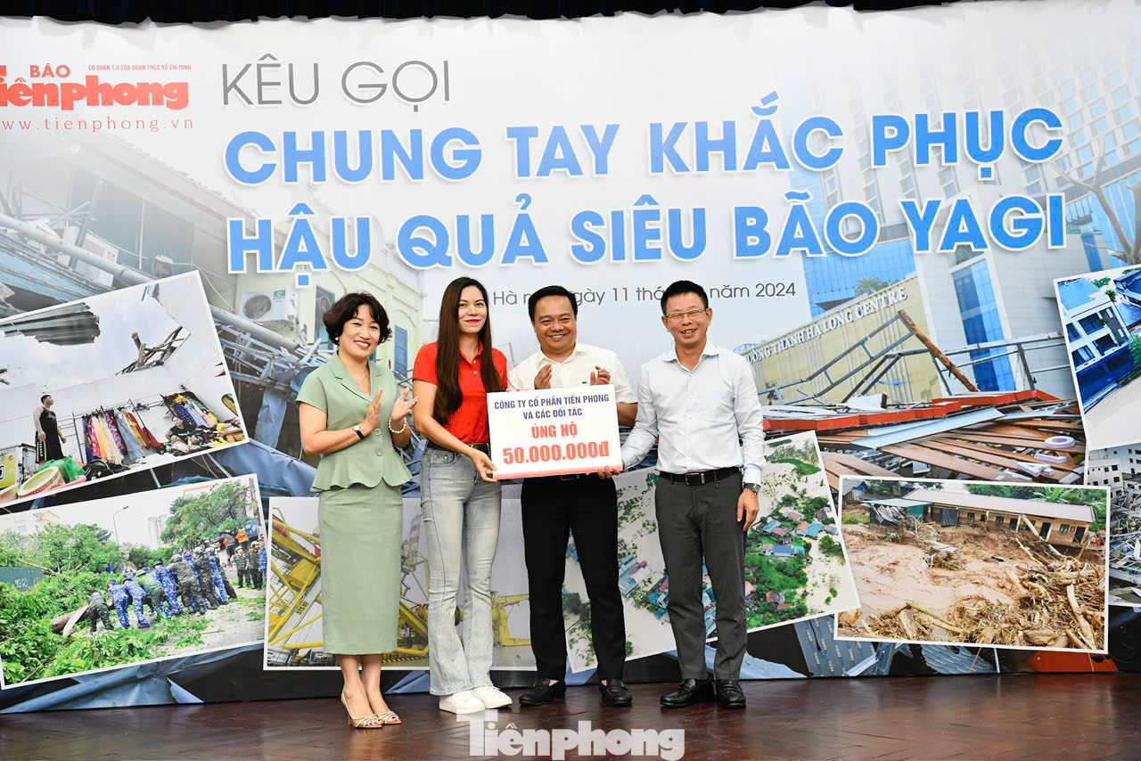 Công ty CP Tiền Phong và các đối tác trao tặng 50 triệu đồng.