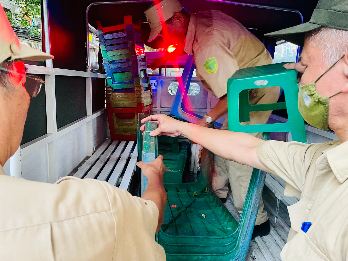 Vật dụng thu được gồm nhiều bàn, ghế nhựa...