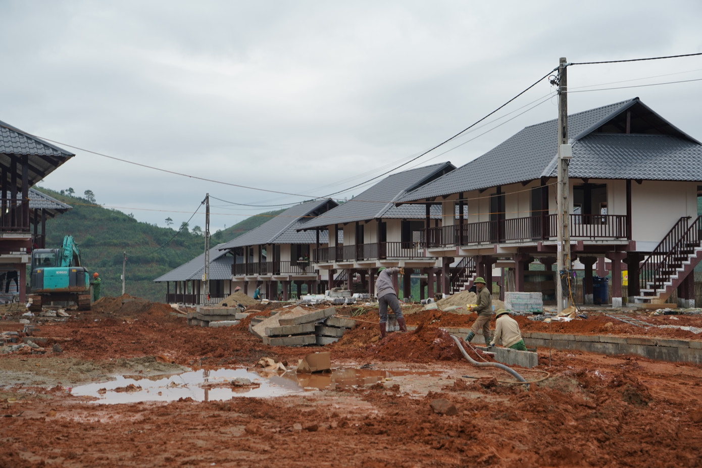 Công nhân, máy móc làm việc suốt ngày đêm. Khu tái định cư đang bước vào giai đoạn hoàn thiện cuối cùng.