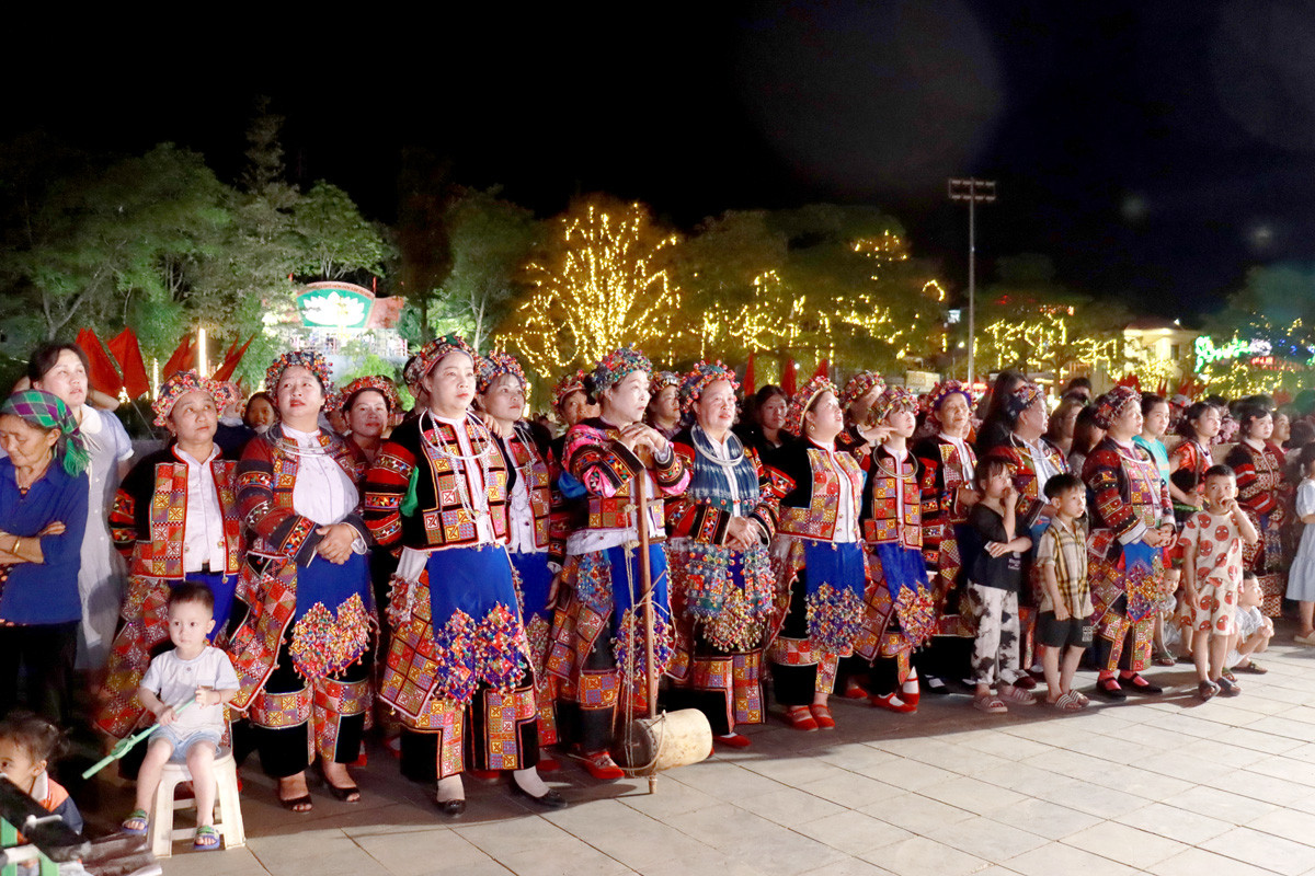 Lễ khai mạc thu hút đông đảo nhân dân và du khách đến tham gia. Ảnh: Trần Kế.